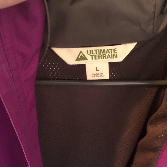 Women’s Ultimate Terrain Rain Jacket - Picture 5 of 5